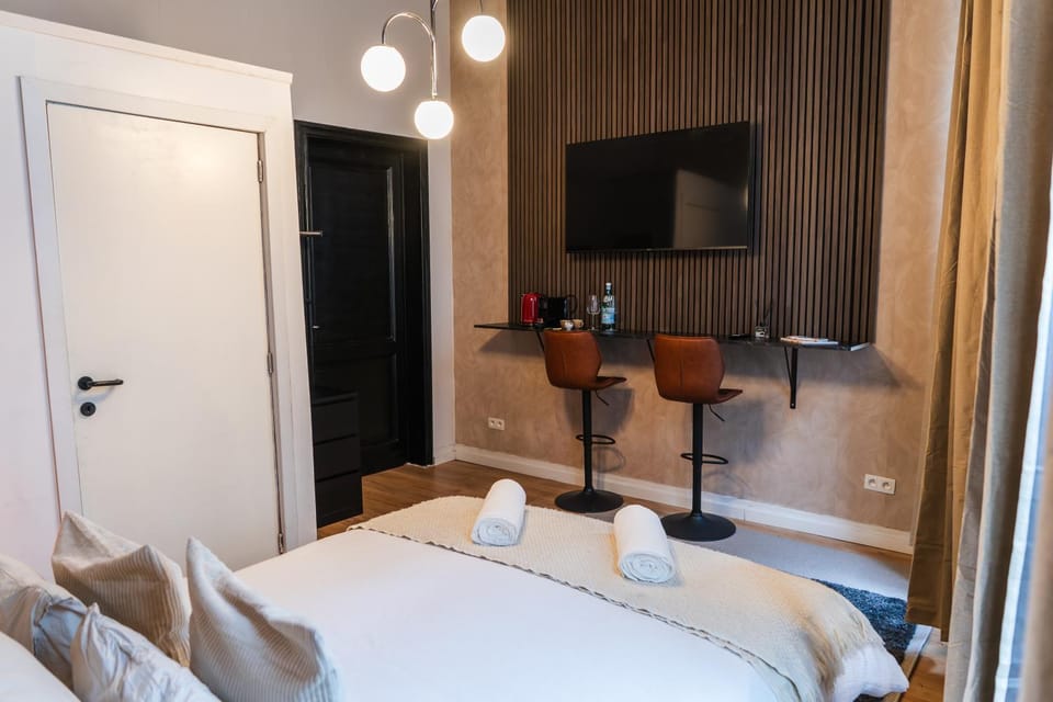 Bed, TV and multimedia, Bedroom, towels