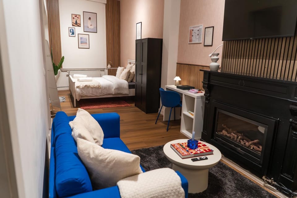 Bed, TV and multimedia, Seating area, Bedroom, wardrobe