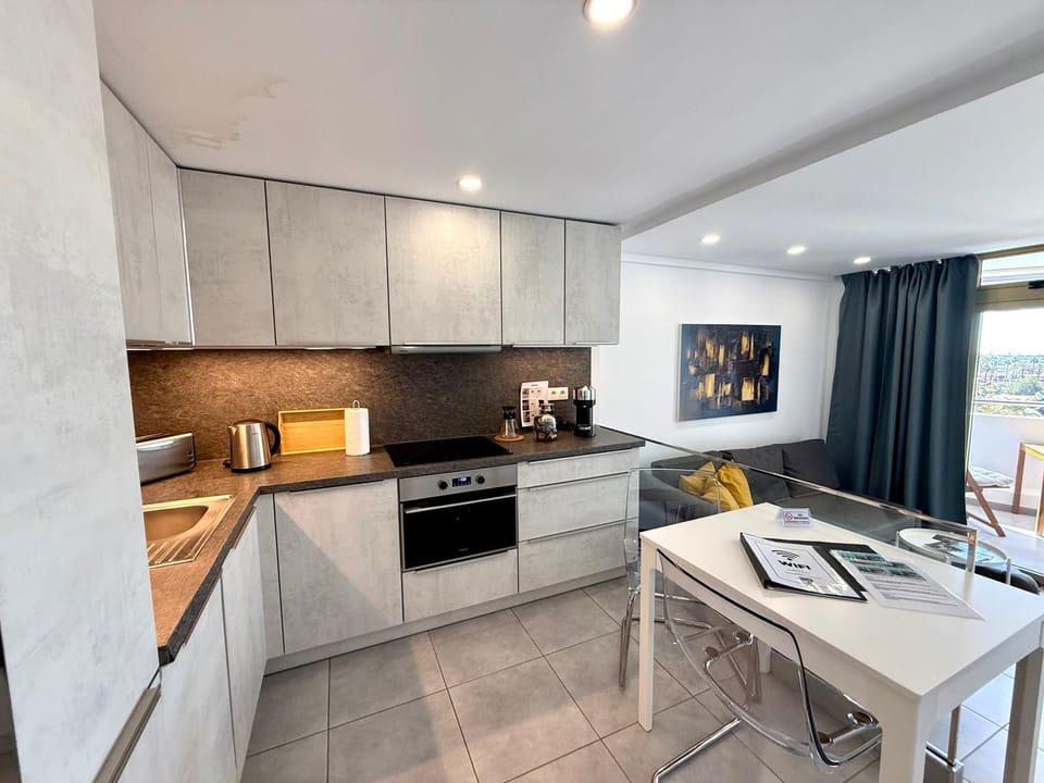 Dining area, kitchen