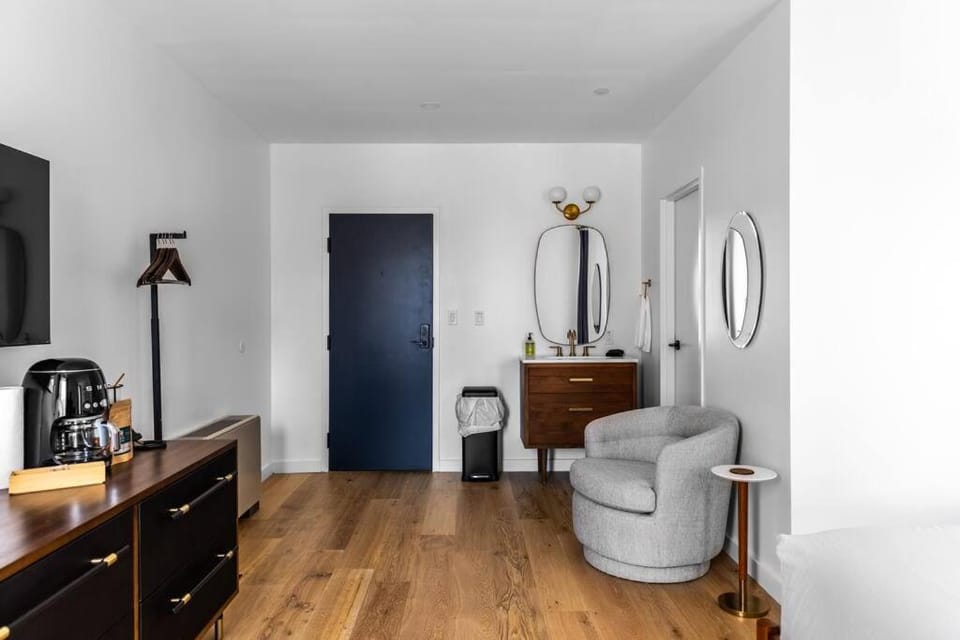 Historic Hotel, Heart of Bangor, Fiber Wi-Fi, Roku TV, Room # 206 Apartment in Bangor