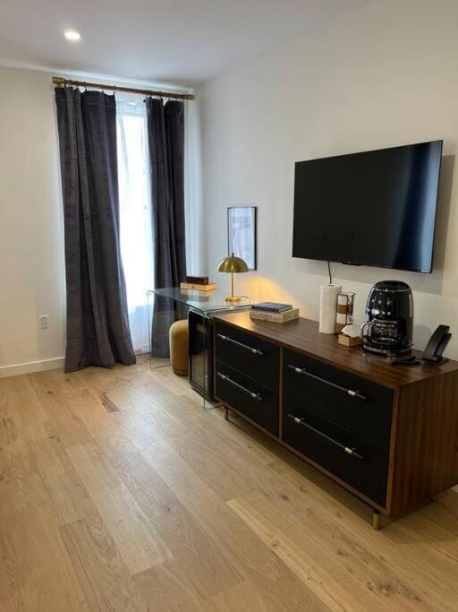 Historic Hotel, Heart of Bangor, Fiber Wi-Fi, Roku TV, Room # 206 Apartment in Bangor