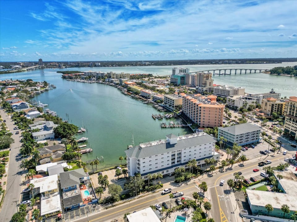 Bayside Penthouse-5min to Beach, Rest & Shops Apartment in Clearwater Beach