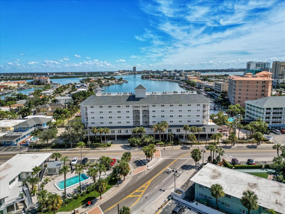 Bayside Penthouse-5min to Beach, Rest & Shops Apartment in Clearwater Beach