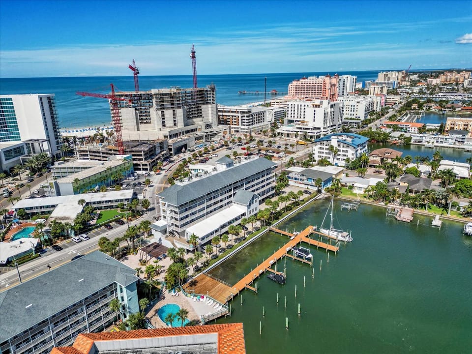 Bayside Penthouse-5min to Beach, Rest & Shops Apartment in Clearwater Beach