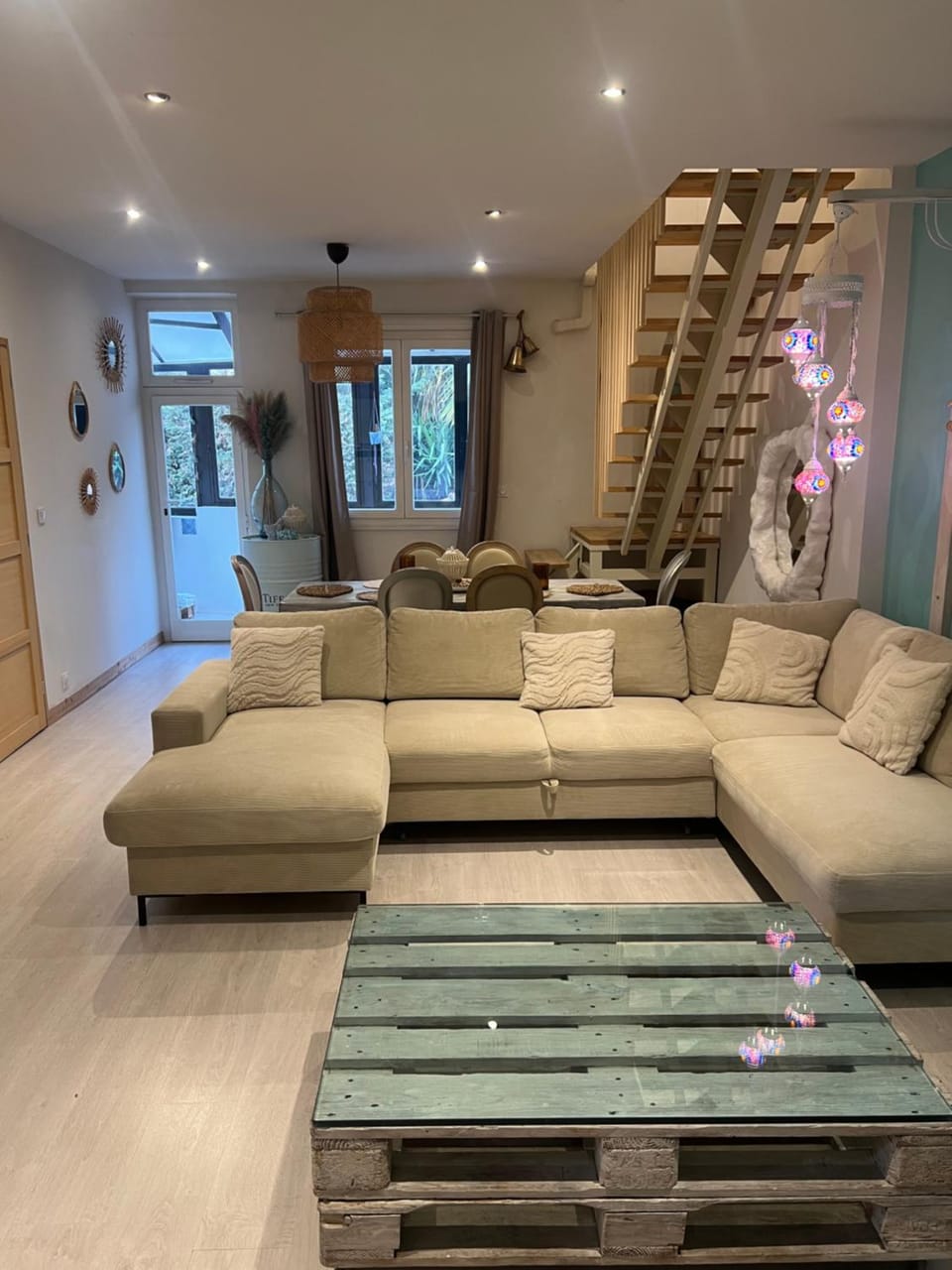 Property building, Patio, Balcony/Terrace, Living room, Seating area, internet