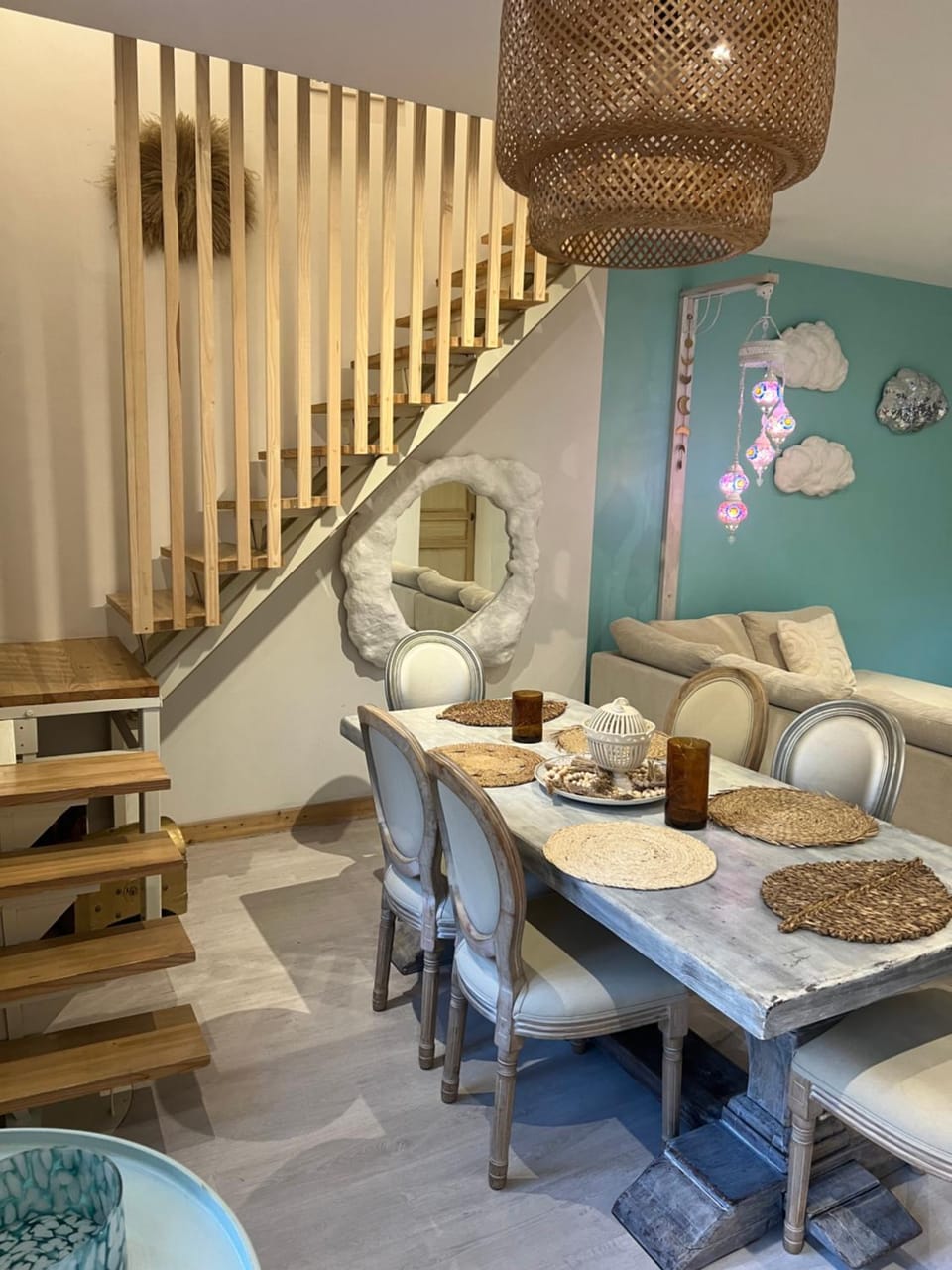 Property building, Patio, Balcony/Terrace, Living room, Seating area, Dining area, Beach, internet