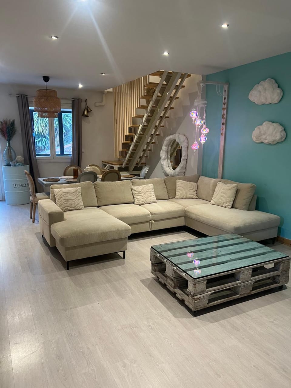 Property building, Patio, Living room, Seating area, Beach, internet, washing machine