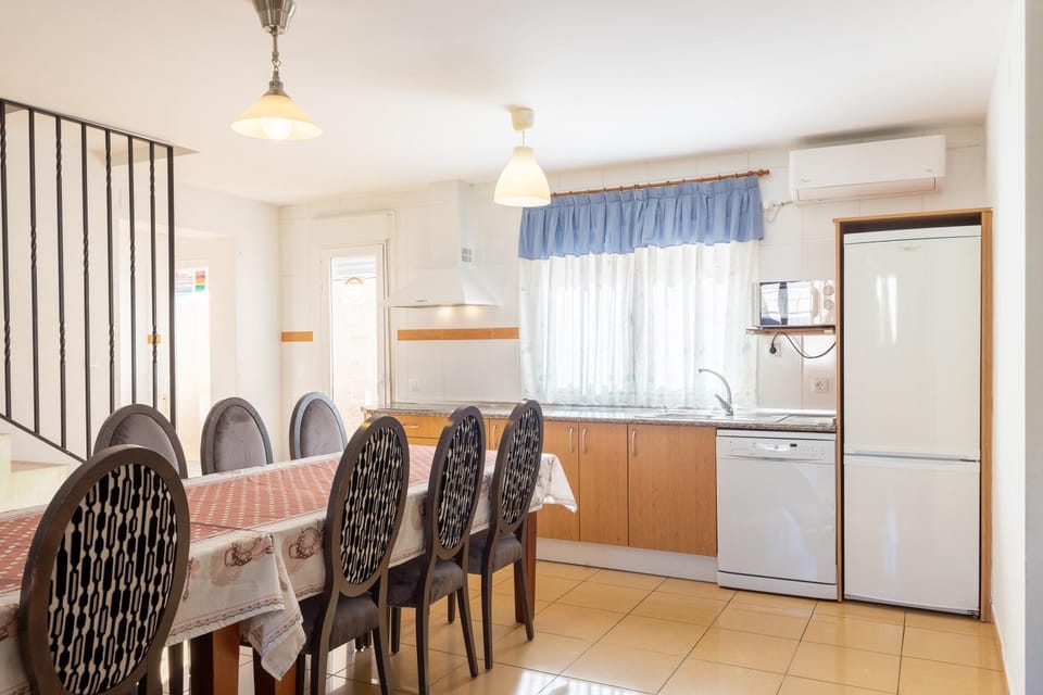 Property building, Kitchen or kitchenette, Living room