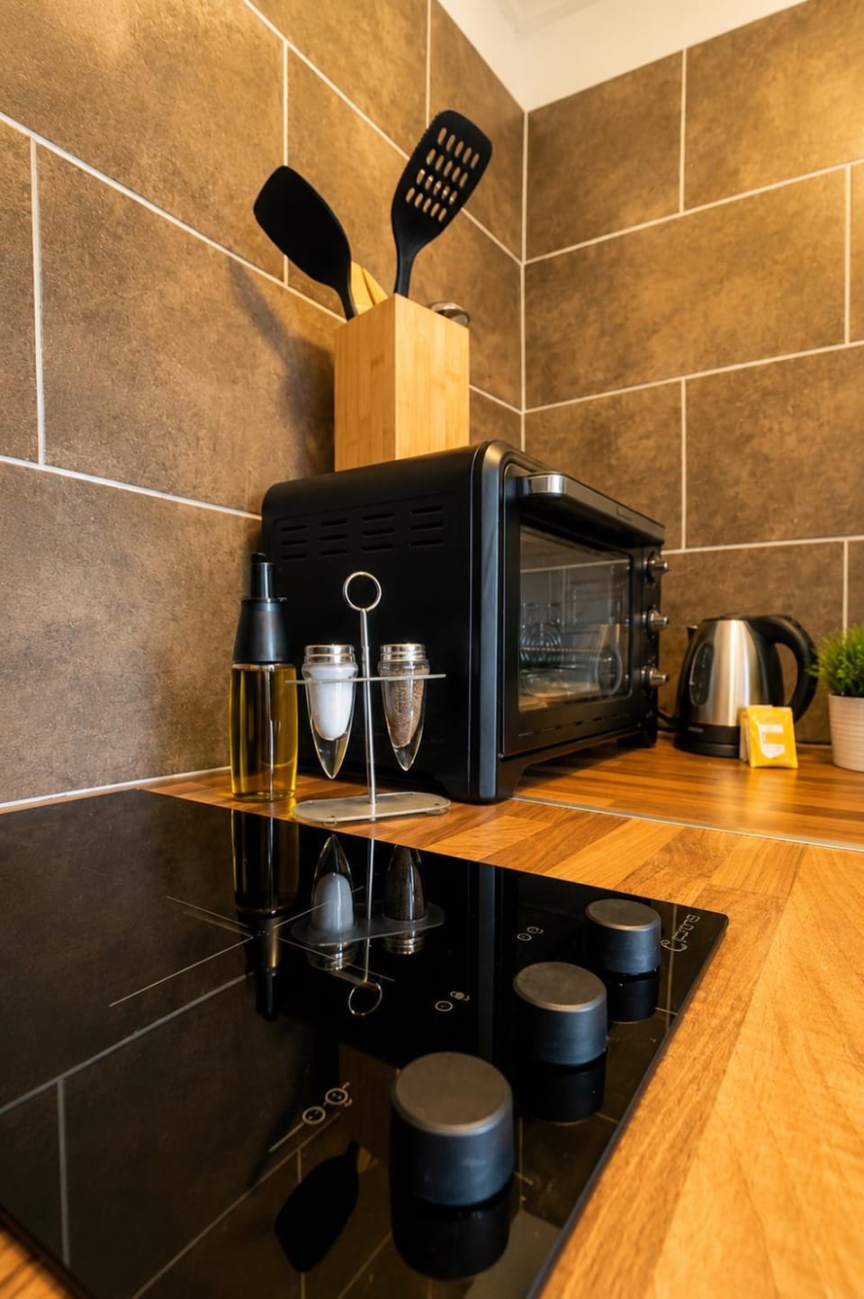 Coffee/tea facilities, Kitchen or kitchenette, stove, toaster