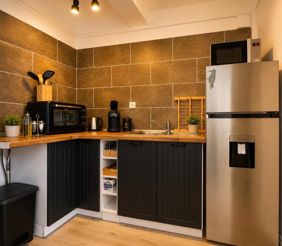Coffee/tea facilities, Kitchen or kitchenette, oven, stove, toaster