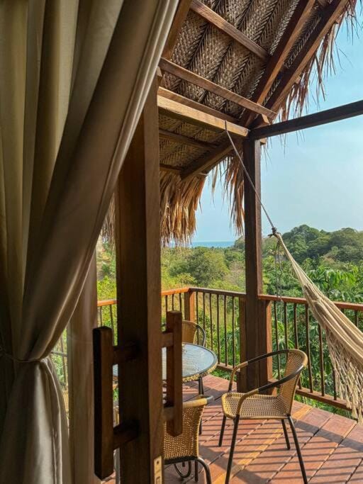 Natural landscape, View (from property/room), Balcony/Terrace, Dining area, Sea view