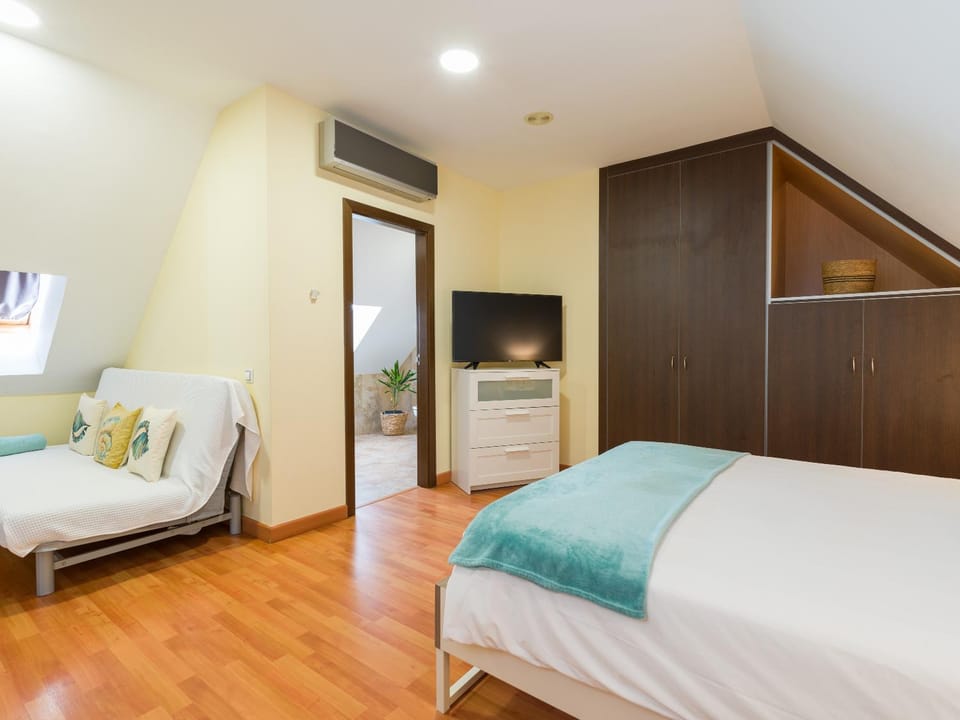 Bed, TV and multimedia, air conditioner