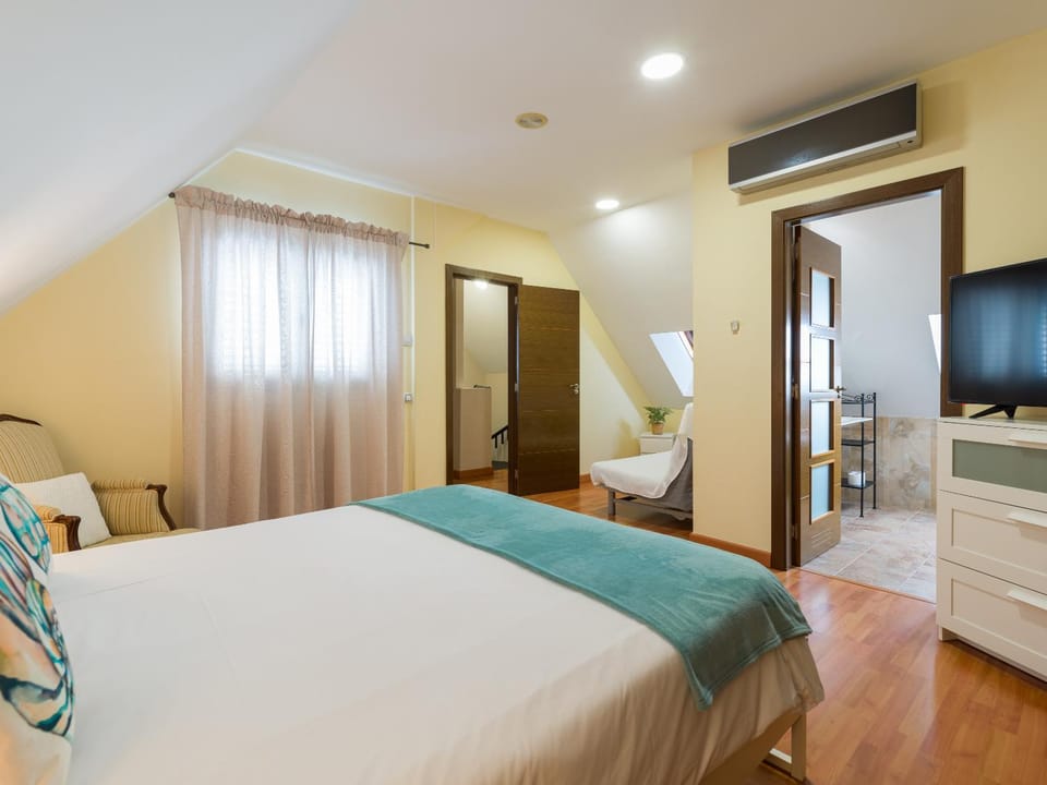 Bed, TV and multimedia, Bedroom, air conditioner