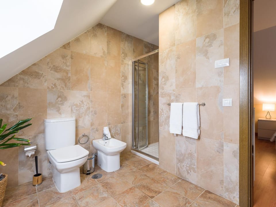 Shower, Toilet, Bathroom, bidet, towels