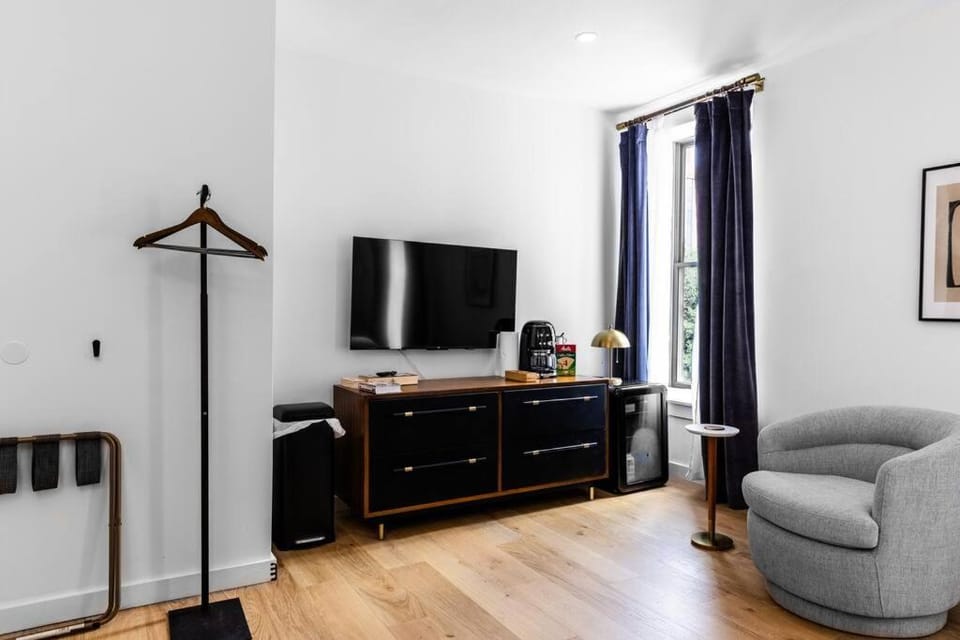 Historic BLDG, Coffee Shop, FAST Wi-Fi, Room # 207 Apartment in Bangor
