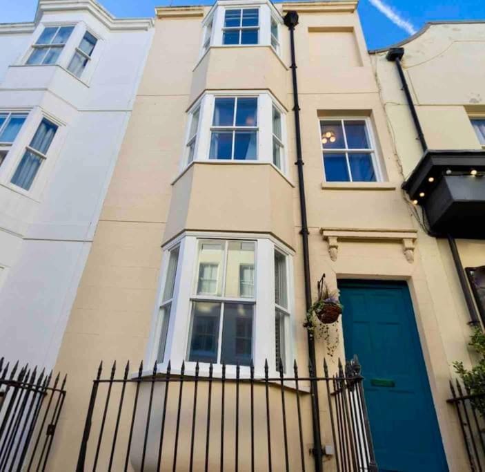 Elegant 2-Bed Regency House by Beach - Hove Lawns House in Hove