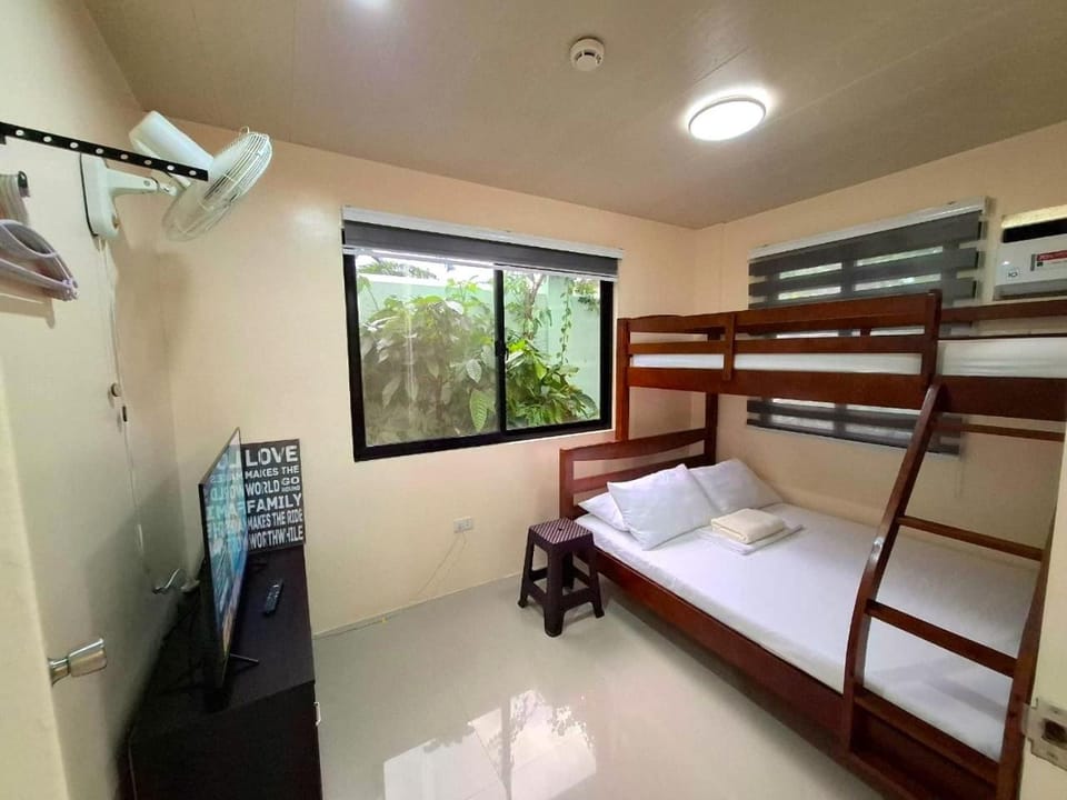 Bedroom, bunk bed