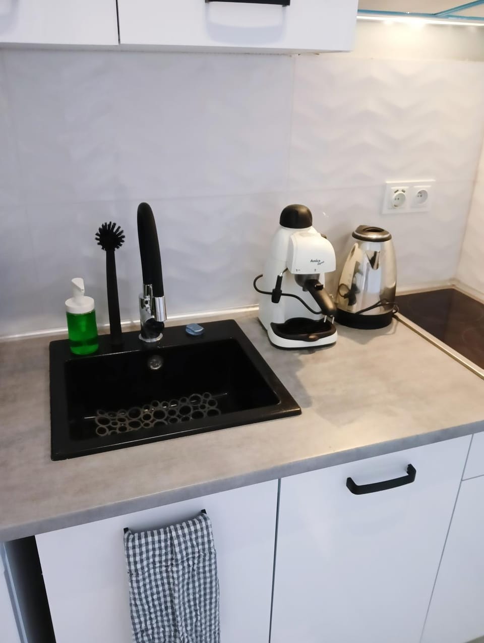 Coffee/tea facilities, Kitchen or kitchenette, stove