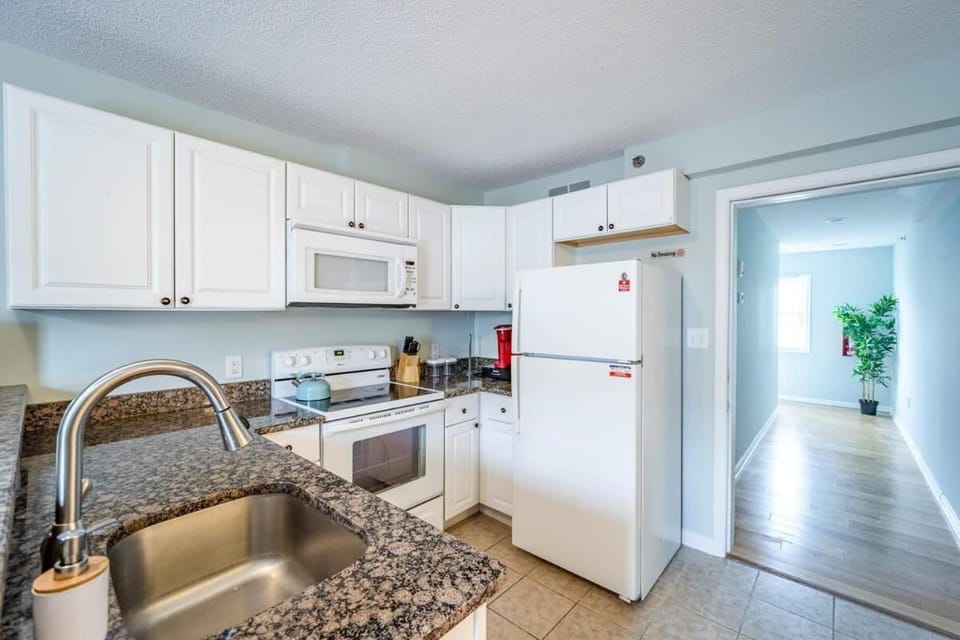 Modern 4BR Ocean Block Apt Walk to the Beach Apartment in Ocean City