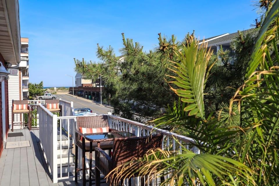 Modern 4BR Ocean Block Apt Walk to the Beach Apartment in Ocean City