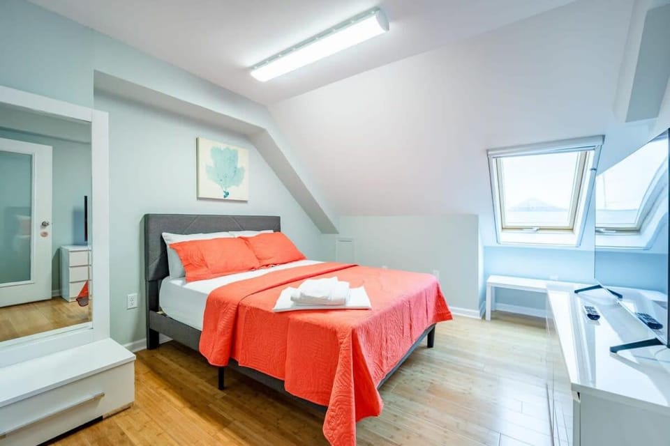 Modern 4BR Ocean Block Apt Walk to the Beach Apartment in Ocean City