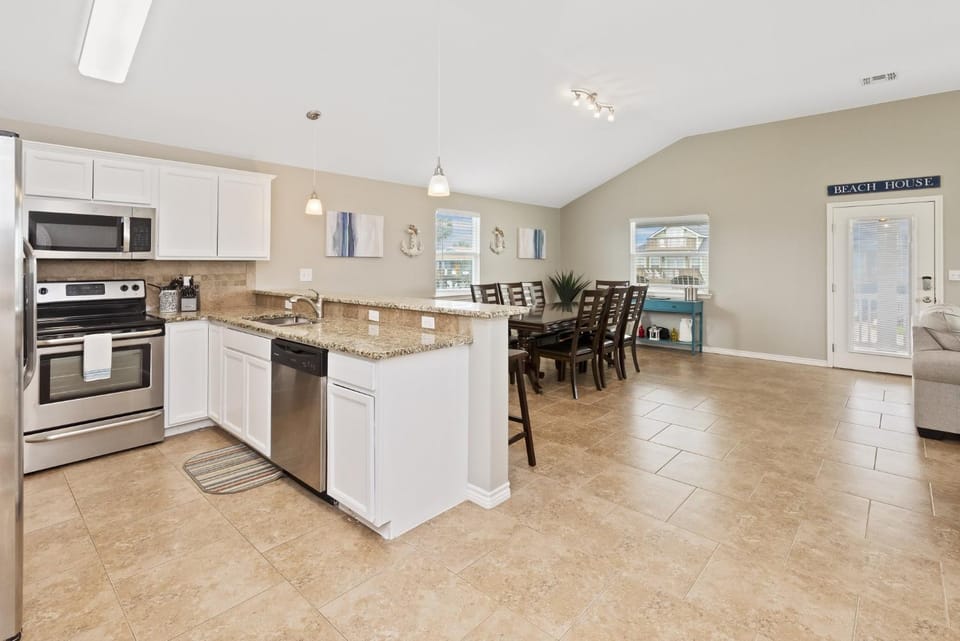 Latitude Adjustment - PRIVATE POOL/ELEVATOR! House in Port Aransas