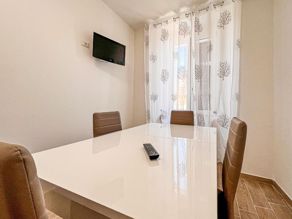 TV and multimedia, Seating area, Dining area, Evening entertainment