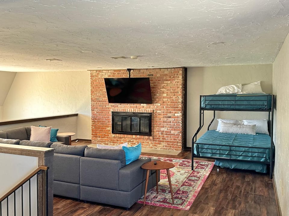 Communal lounge/ TV room, Bed, TV and multimedia, Living room, Seating area, Bedroom