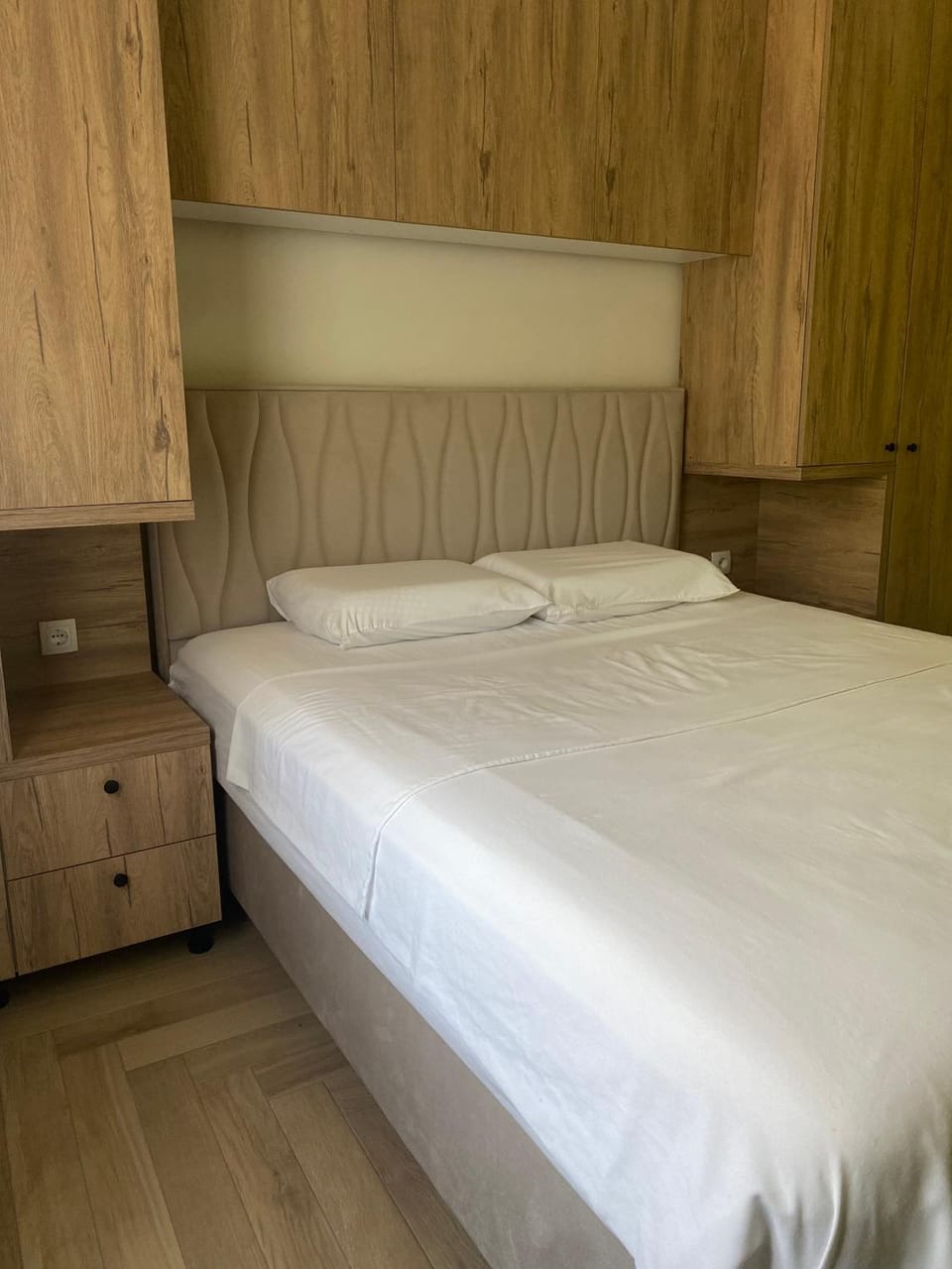 Photo of the whole room, Bedroom, wardrobe