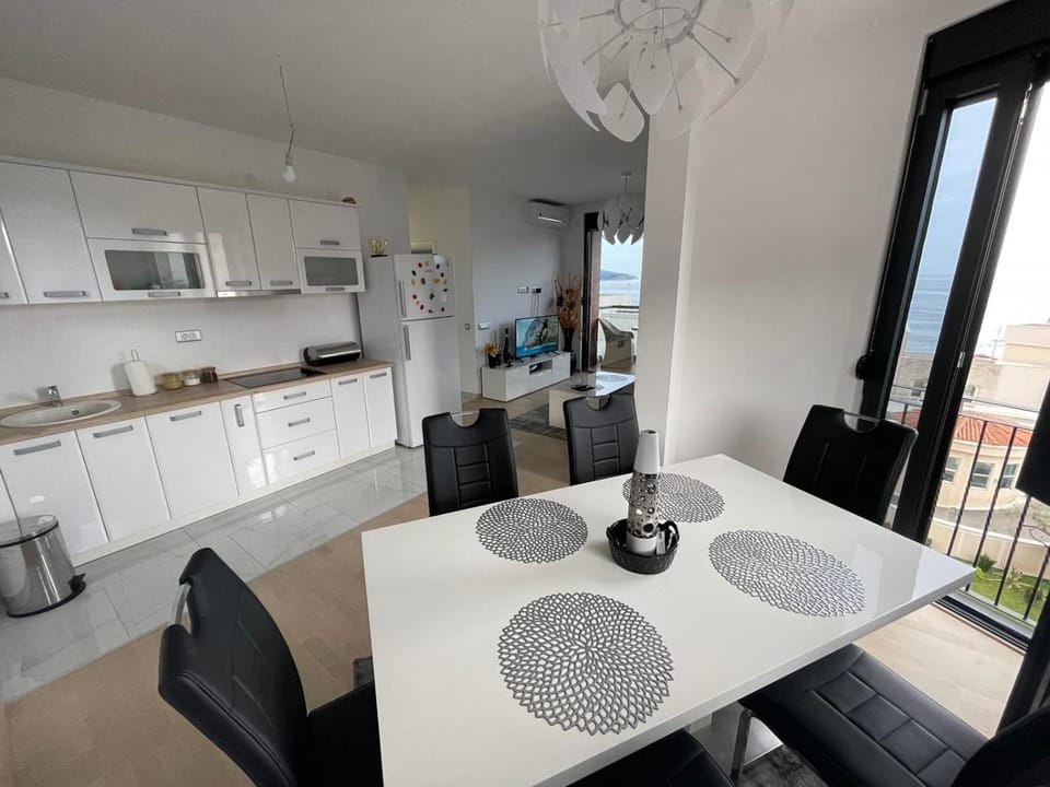 Kitchen or kitchenette, Dining area, stove