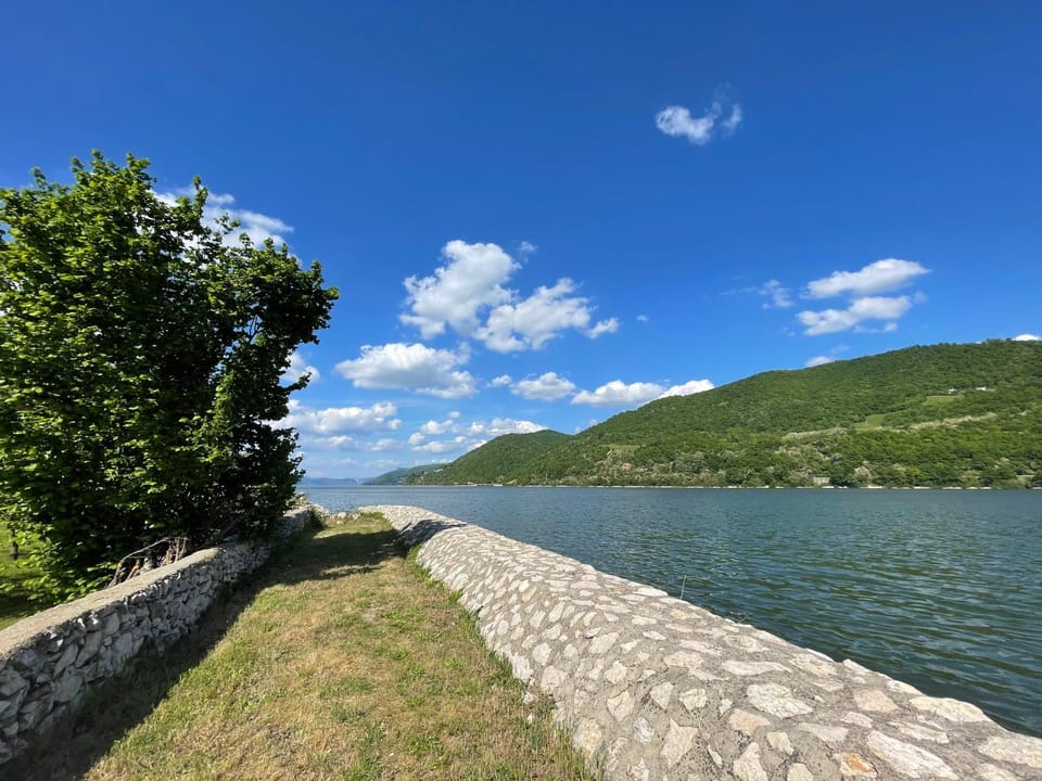 Nearby landmark, Mountain view, River view