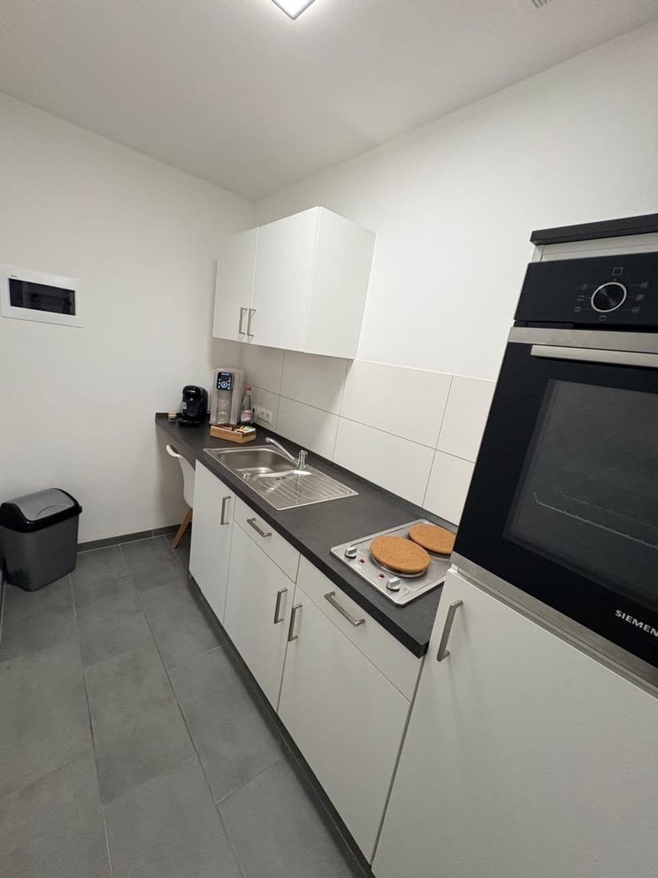 Coffee/tea facilities, Kitchen or kitchenette, stove, kitchen