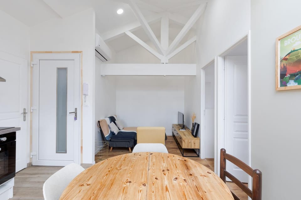 TV and multimedia, Living room, Seating area, Dining area, heating, internet, air conditioner