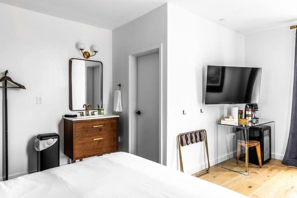 Canal View, DTWN Historic Hotel, Fiber Internet, Room # 209 Apartment in Bangor
