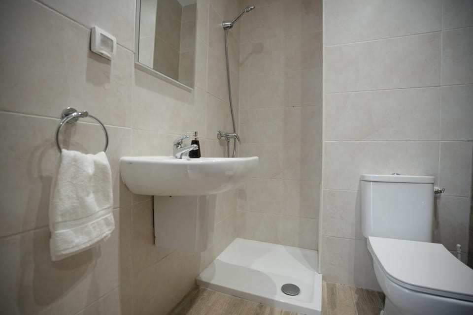 Shower, Toilet, Bathroom, towels