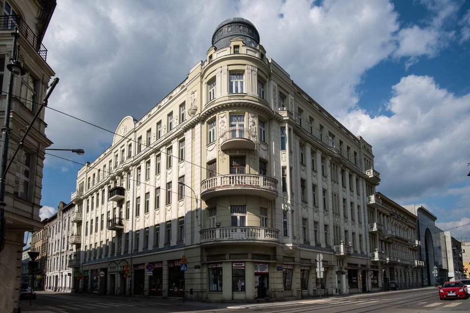 Property building, Neighbourhood, Location