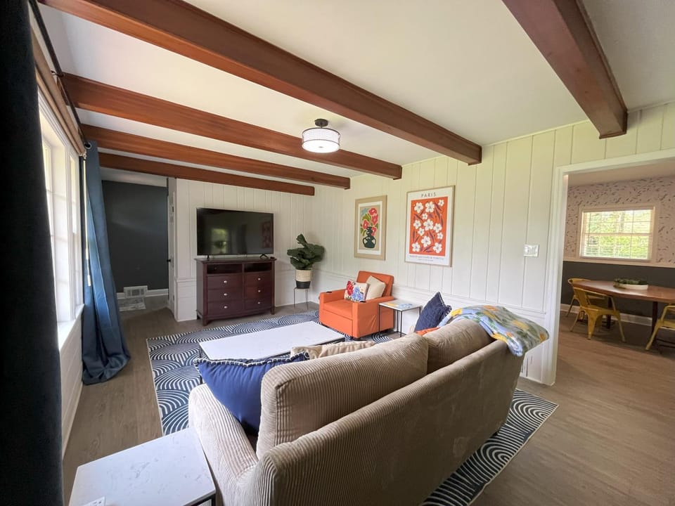 TV and multimedia, Living room, Seating area, Evening entertainment