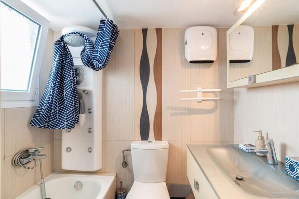 Shower, Toilet, Bathroom, towels