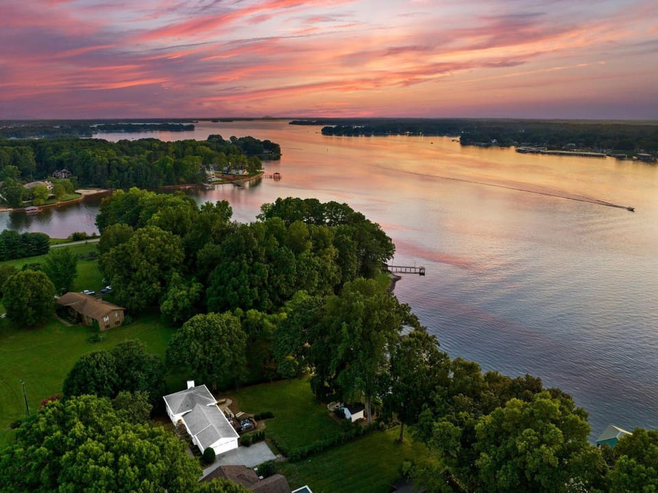 Lakefront Living w/Optional Boat Rental House in Mooresville