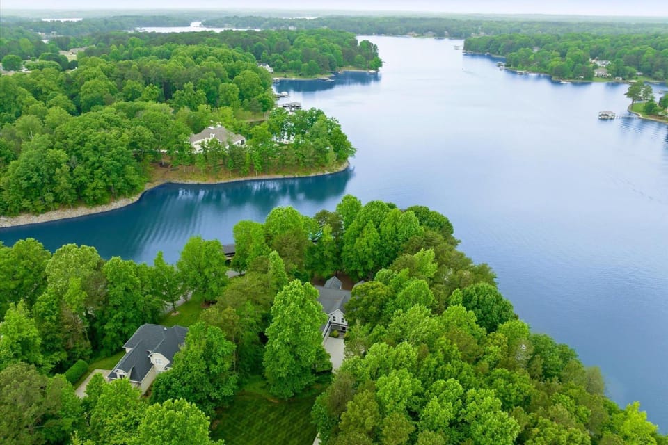 Grand Bay w/Hot Tub, 440' Shoreline & Optional Boat Rental House in Mooresville
