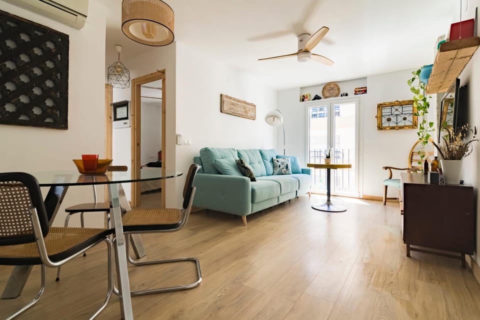 TV and multimedia, Living room, Dining area, fireplace, air conditioner