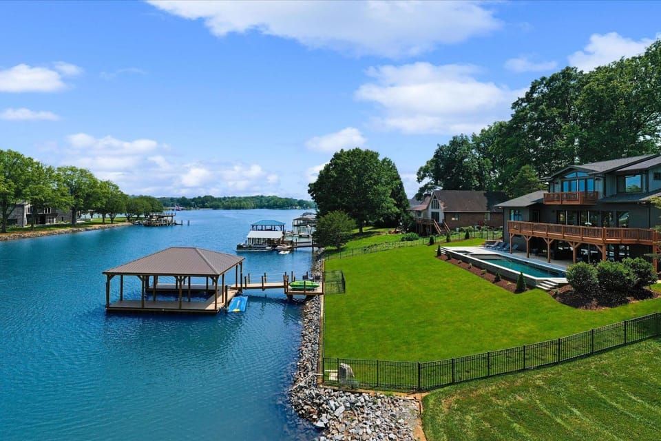 Elysian Shores w/Heated Pool & Optional Boat Rental House in Mooresville