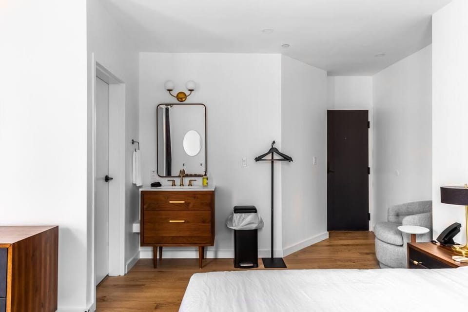 Canal View, DTWN Bangor, Steps to great Restaurants, Room # 210 Apartment in Bangor