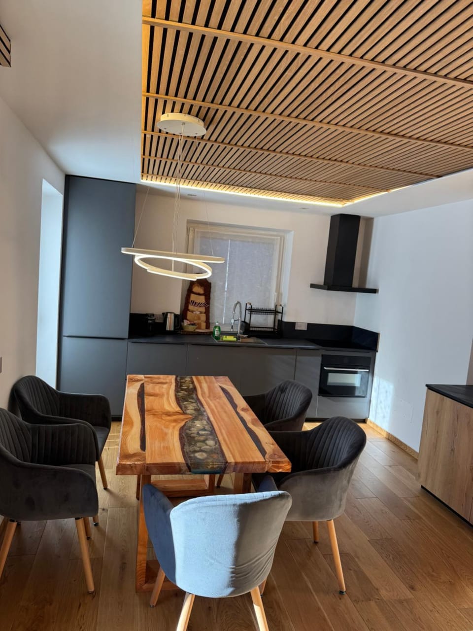 Kitchen or kitchenette, Dining area