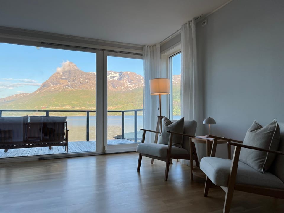 Natural landscape, View (from property/room), Balcony/Terrace, Living room, Seating area, Mountain view