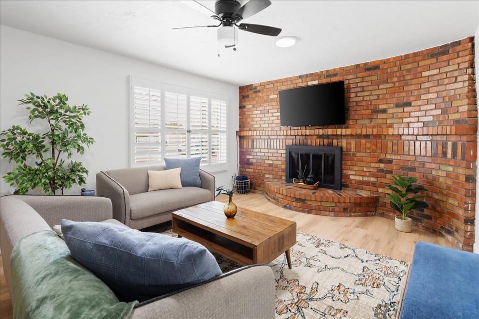 TV and multimedia, Living room, Seating area, fireplace