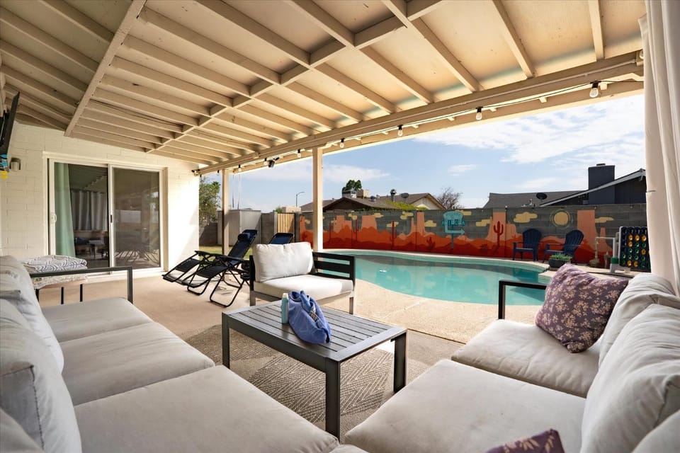 Patio, Activities, Decorative detail, Seating area, Swimming pool, sunbed