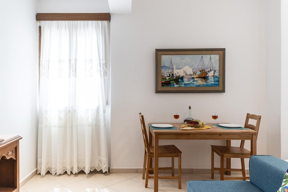 Seating area, Dining area