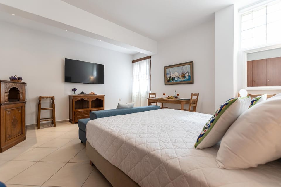 Bed, TV and multimedia, Photo of the whole room, Seating area, Bedroom