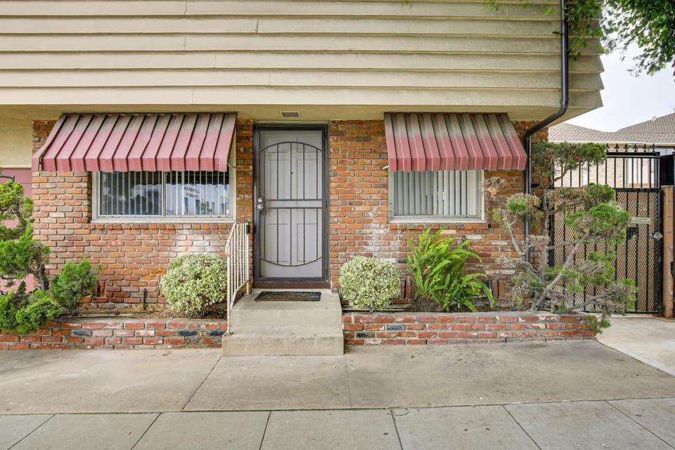 2 Mi to Ocean! Executive-Style Oasis in Long Beach Apartment in Long Beach